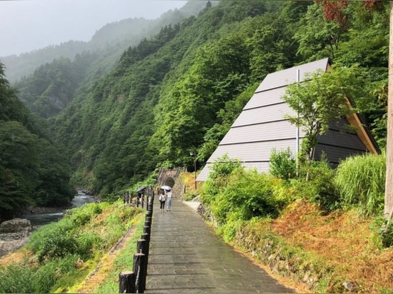 FOU réactive un tunnel japonais abandonné utilisant l'art immersive surréaliste