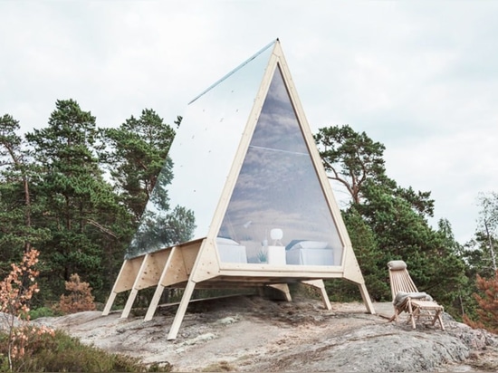 Voyage viable d'étreinte dans cette cabine à énergie solaire d'Un-cadre