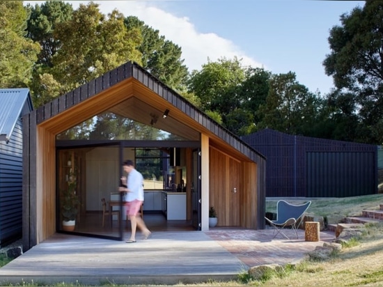 L'extension habillée de bois de construction belle embrasse le grand extérieur de l'Australie