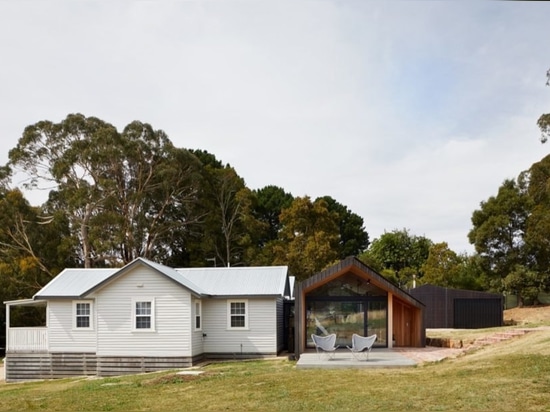 L'extension habillée de bois de construction belle embrasse le grand extérieur de l'Australie