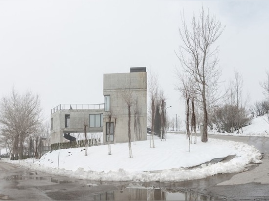 Le Liban. Une maison qui se plie vers les montagnes