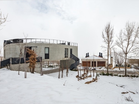 Le Liban. Une maison qui se plie vers les montagnes