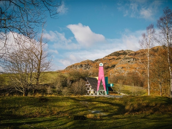 L'Angleterre. Un pavillon étranger dans le paysage de secteur de lac