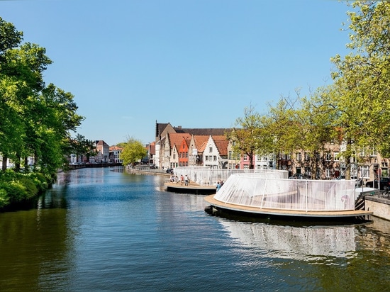 OBBA accomplit un pavillon de flottement sur les canaux de Bruges