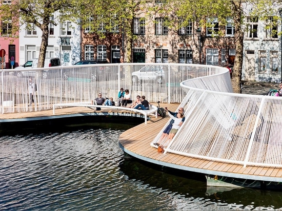 OBBA accomplit un pavillon de flottement sur les canaux de Bruges