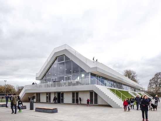 Rotterdam. Une maison pyramidale de club au-dessous de deux tribunes