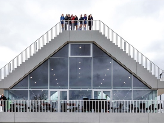 Rotterdam. Une maison pyramidale de club au-dessous de deux tribunes