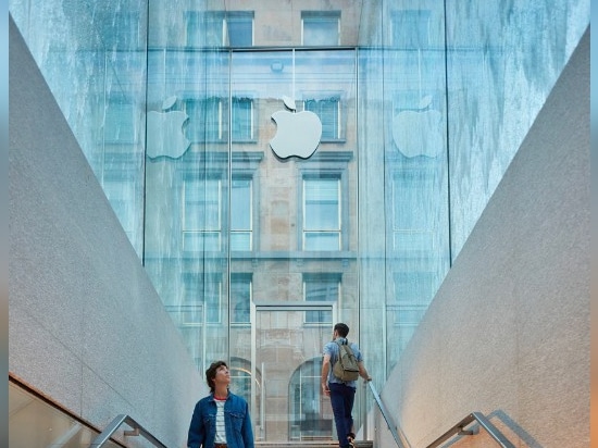 Liberté d'Apple Store. Le premier magasin emblématique italien change le visage d'une place à Milan