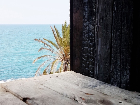 Kieran Donnellan travaille avec des étudiants pour construire la chapelle minuscule de clifftop au Liban