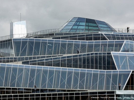 le parc aquatique en forme d'origamis des ferrier de Jacques en France émerge comme paysage établi