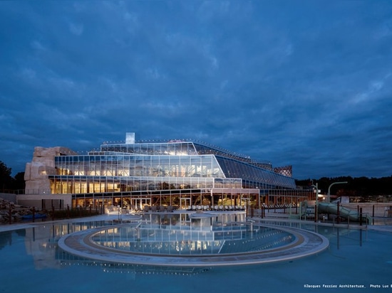 le parc aquatique en forme d'origamis des ferrier de Jacques en France émerge comme paysage établi