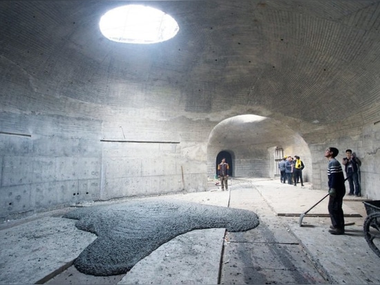 Dans la porcelaine, l'architecture ouverte construit un Musée d'Art à l'intérieur d'une dune de sable