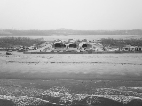 Dans la porcelaine, l'architecture ouverte construit un Musée d'Art à l'intérieur d'une dune de sable