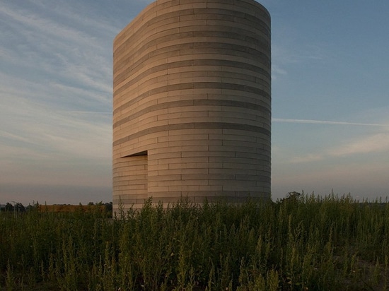 Le point de repère de la tour des PROCHAINS architectes relie la géologie et l'histoire le long du paysage néerlandais