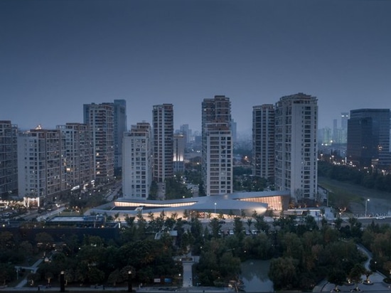 le club de culture de Wenzhou par des architectes de lacime accentue la dynamique linéaire du parc voisin