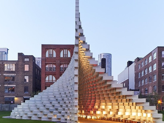 Le groupe d'ingels de Bjarke présente le pavillon serpentin rassemblé à Toronto