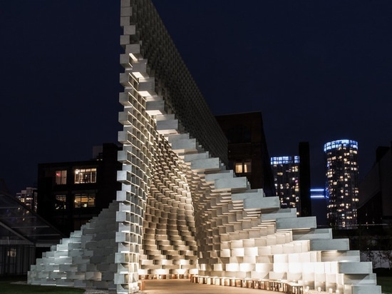 Le groupe d'ingels de Bjarke présente le pavillon serpentin rassemblé à Toronto