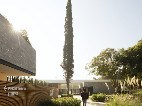 la verdure luxuriante dans le club de sports de wifaq reflète le passé agricole de Rabat, par les architectes groupe3