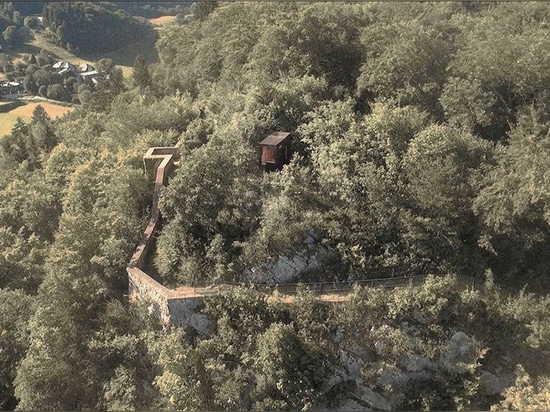 “Une caverne enrichie” intime dans les alpes françaises est construite avec la protection d'un fort