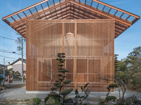 la maison des mizuishi de kota dans l'otai a un écran de bois de construction qui enferme un espace extérieur abrité