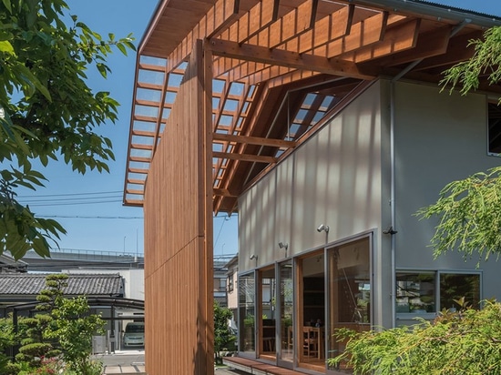 la maison des mizuishi de kota dans l'otai a un écran de bois de construction qui enferme un espace extérieur abrité