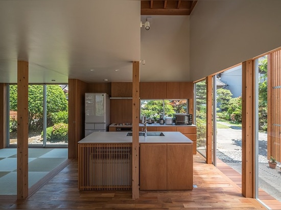 la maison des mizuishi de kota dans l'otai a un écran de bois de construction qui enferme un espace extérieur abrité