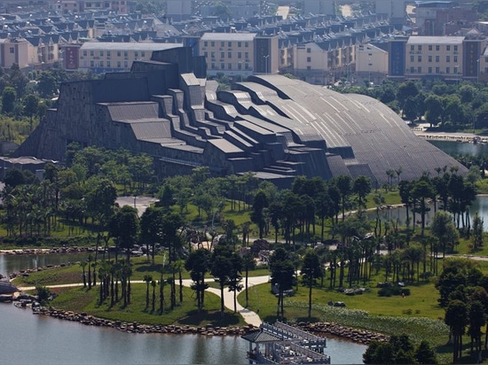 Ce hall sculptural dans la porcelaine imite la topographie et le mouvement