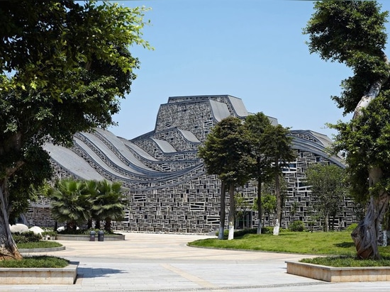 Ce hall sculptural dans la porcelaine imite la topographie et le mouvement