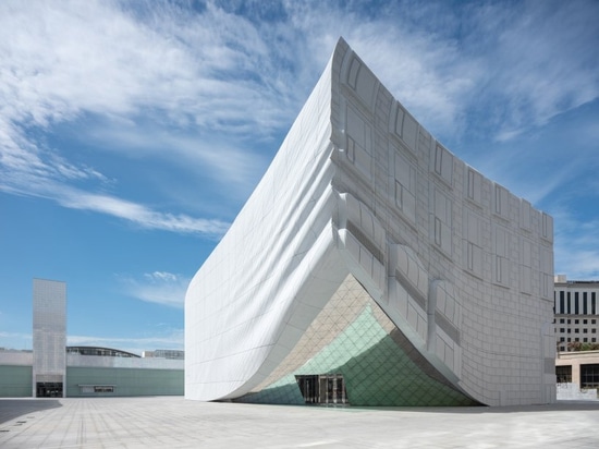 Complexe de loisirs de clads de MVRDV avec des façades et des empreintes d'or des structures environnantes