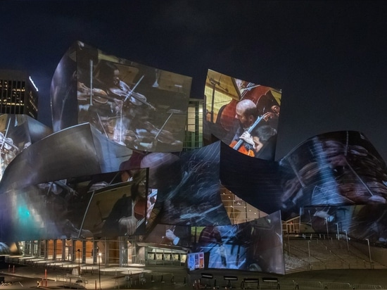 Walt Disney Concert Hall de Frank Gehry illumine avec des visuels idylliques