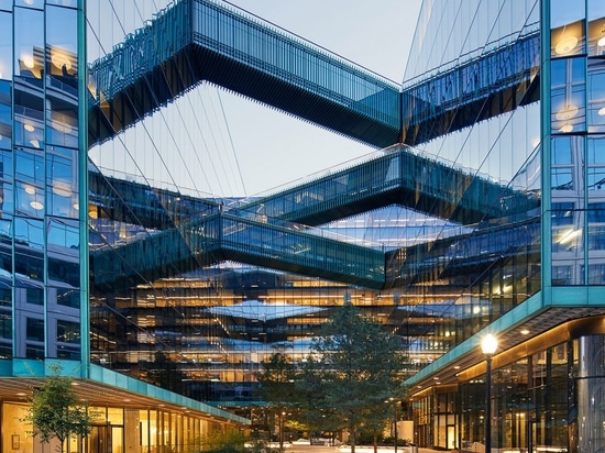 Les ponts en ciel entrecroisent le centre du Midtown du magasin dans le Washington DC