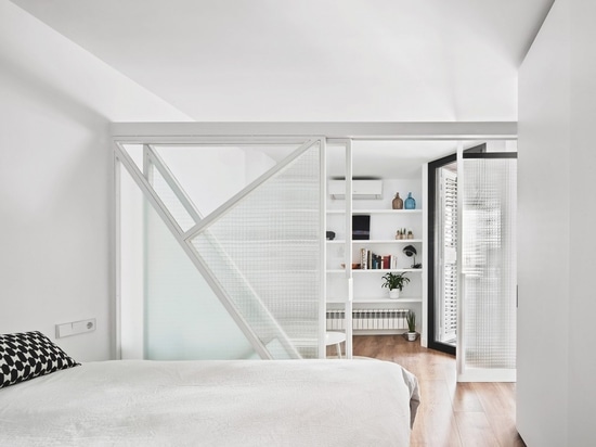 Raúl Sánchez Architects emploie noir et blanc pour définir les espaces en appartement de Barcelone