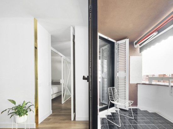 Raúl Sánchez Architects emploie noir et blanc pour définir les espaces en appartement de Barcelone