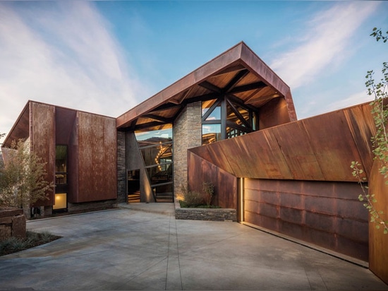 Cette nouvelle maison plaquée par temps de l'acier se repose sur Hillside dans le Colorado