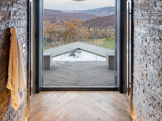 Cette nouvelle maison plaquée par temps de l'acier se repose sur Hillside dans le Colorado