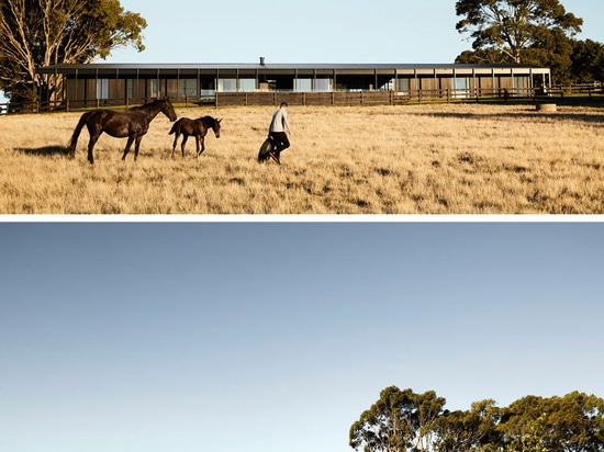 Couvertures de voie de garage en bois noircies cette Chambre moderne de ferme en Australie rurale