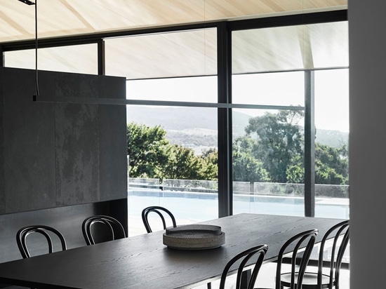 Couvertures de voie de garage en bois noircies cette Chambre moderne de ferme en Australie rurale