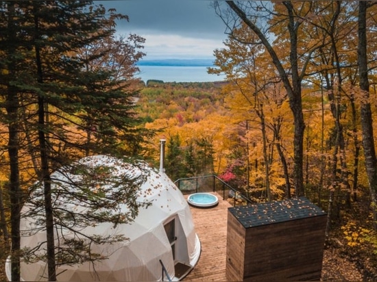 Les geodomes qui respecte l'environnement fournissent un séjour luxueux dans une forêt idyllique du Québec