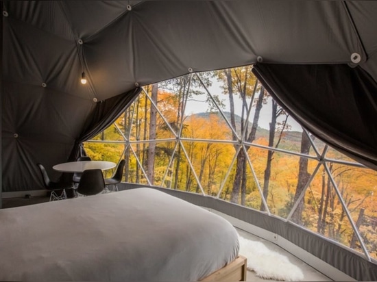 Les geodomes qui respecte l'environnement fournissent un séjour luxueux dans une forêt idyllique du Québec