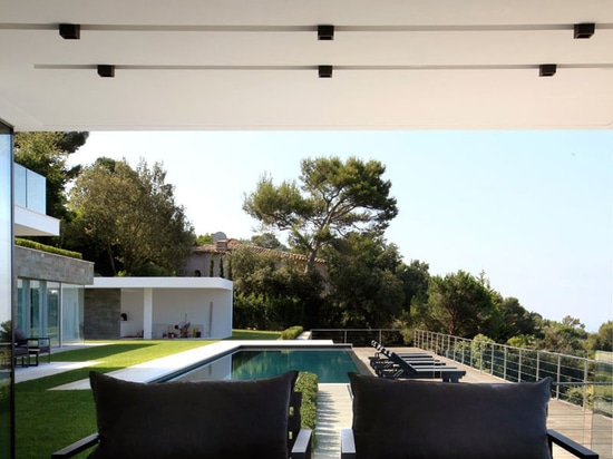 Cette nouvelle maison est nichée dans Hillside donnant sur la ville de Cannes