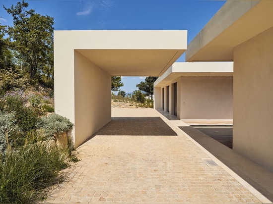 Un jardin fonctionne entre les deux ailes de cette Chambre en France