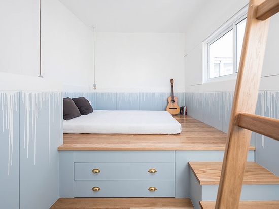 Jetez un coup d'oeil à l'intérieur de cette petite une Chambre de chambre à coucher au Portugal