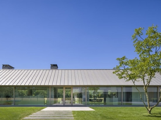 Une maison moderne et à énergie solaire respire la nouvelle vie dans la campagne néerlandaise