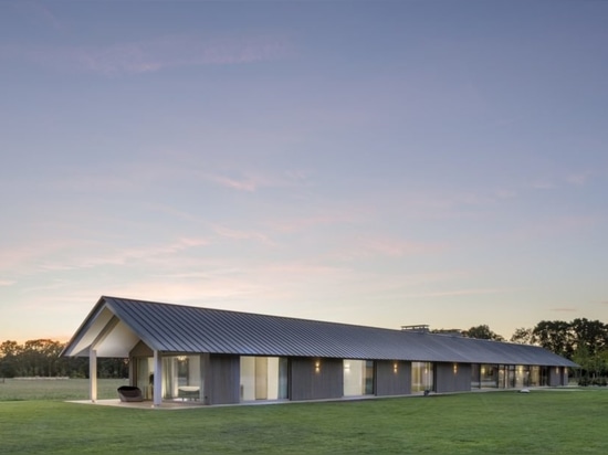 Une maison moderne et à énergie solaire respire la nouvelle vie dans la campagne néerlandaise