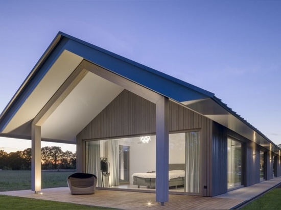 Une maison moderne et à énergie solaire respire la nouvelle vie dans la campagne néerlandaise