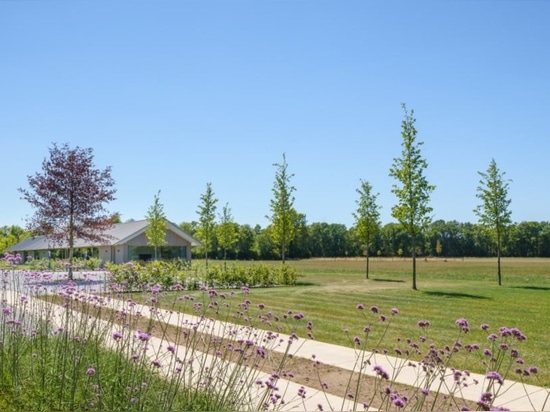 Une maison moderne et à énergie solaire respire la nouvelle vie dans la campagne néerlandaise