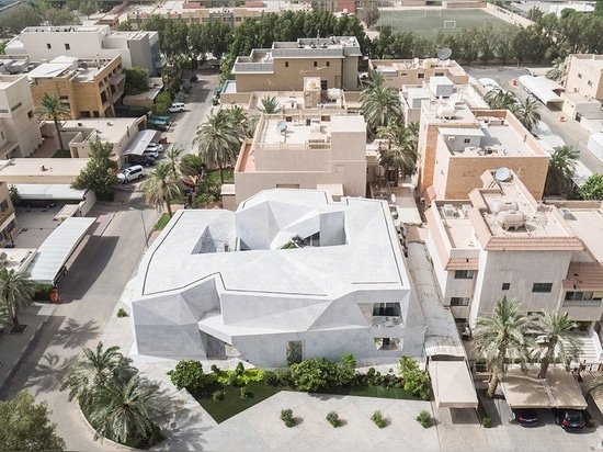 La Chambre de la roche d'AGi Architects au Kowéit s'est enveloppée avec les façades en pierre « comme des origamis »