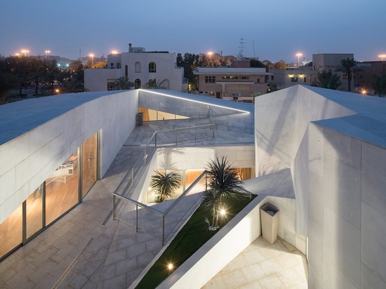 La Chambre de la roche d'AGi Architects au Kowéit s'est enveloppée avec les façades en pierre « comme des origamis »