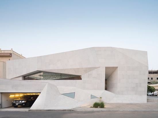 La Chambre de la roche d'AGi Architects au Kowéit s'est enveloppée avec les façades en pierre « comme des origamis »