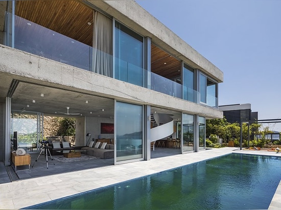 La villa des architectes de MM++ au Vietnam emploie le bungalow en verre escamotable pour la vue d'océan unique